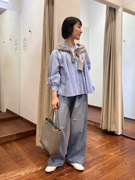 「URBAN RESEARCH DOORS（アーバンリサーチドアーズ）のストライプリボンフレアブラウス（シャツ/ブラウス、ブルー系）」を使った、久木 美音さん（レディース・157cm）の春コーディネート