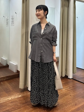 「URBAN RESEARCH DOORS（アーバンリサーチドアーズ）のシアーデニムシャツ（シャツ/ブラウス）」を使った、久木 美音さん（レディース・157cm）の夏コーディネート