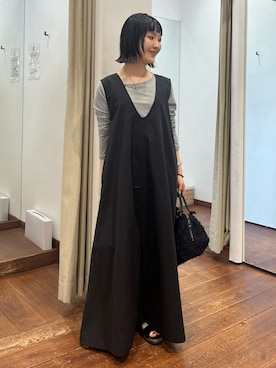 「アイテム（ジャンパースカート）」を使った、久木美音さん（レディース・157cm）の夏コーディネート