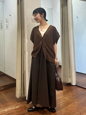「アイテム（ジャンパースカート）」を使った、久木美音さん（レディース・157cm）の夏コーディネート
