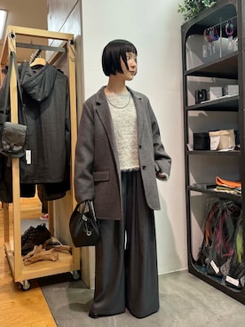「スラックス」｜「アイテム（その他アウター）」を使った、久木 美音さん（レディース・157cm）の秋コーディネート