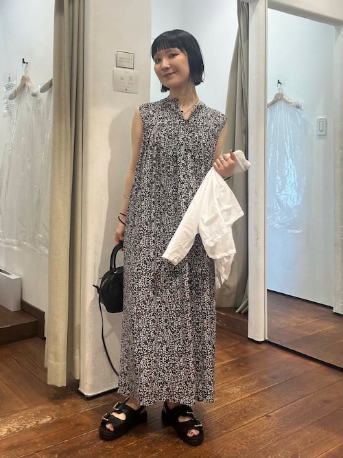 アーバンリサーチドアーズ＊今季新品＊小花柄ノースリーブワンピース・ブラック アーバンリサーチ ドアーズ URBAN RESEARCH DOORS 小花柄