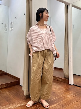 「かぐれ（カグレ）のコットンクロップドパンツ（その他パンツ、ベージュ系）」を使った、久木 美音さん（レディース・157cm）の春コーディネート