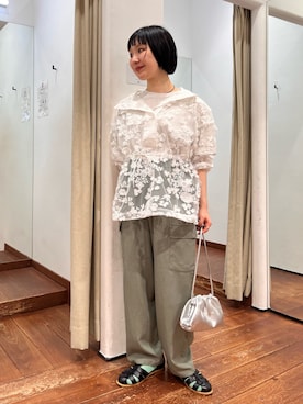 「URBAN RESEARCH DOORS（アーバンリサーチドアーズ）のトロミカーゴイージーパンツ（その他パンツ、グリーン系）」を使った、久木 美音さん（レディース・157cm）の春コーディネート