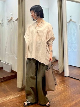 「かぐれ（カグレ）のユーティリティーイージーパンツ（その他パンツ）」を使った、久木 美音さん（レディース・157cm）の夏コーディネート