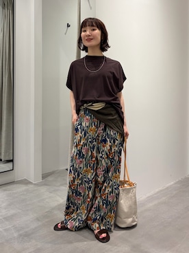 「かぐれ（カグレ）のコットンリネンプリントイージーパンツ（その他パンツ、グリーン系）」を使った、久木 美音さん（レディース・157cm）の夏コーディネート