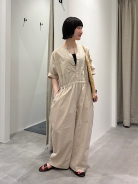 「かぐれ（カグレ）の『2サイズ展開』ワイドオールインワン（つなぎ/オールインワン、ベージュ系）」を使った、久木 美音さん（レディース・157cm）の夏コーディネート