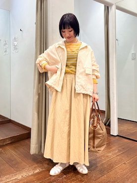 「URBAN RESEARCH DOORS（アーバンリサーチドアーズ）の撥水/防花粉スタンドブルゾン（ブルゾン、ホワイト系）」を使った、久木 美音さん（レディース・157cm）の春コーディネート