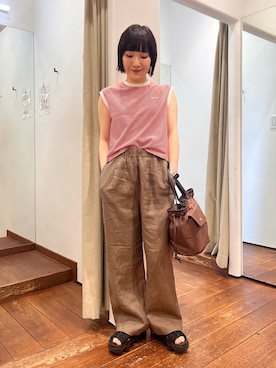 「URBAN RESEARCH DOORS（アーバンリサーチドアーズ）のリネンイージーパンツ（その他パンツ、ブラウン系）」を使った、久木 美音さん（レディース・157cm）の春コーディネート