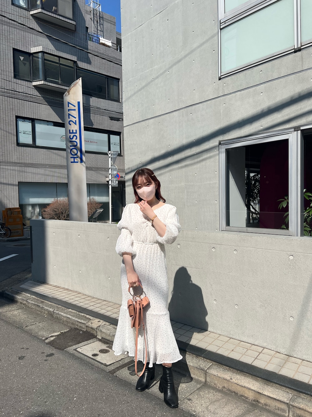 ホワイト系のワンピースを着用したレディースの春コーディネートの1枚目の写真