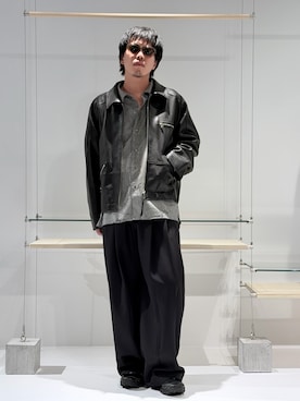 スラックスを使った「レザージャケット」の人気ファッション