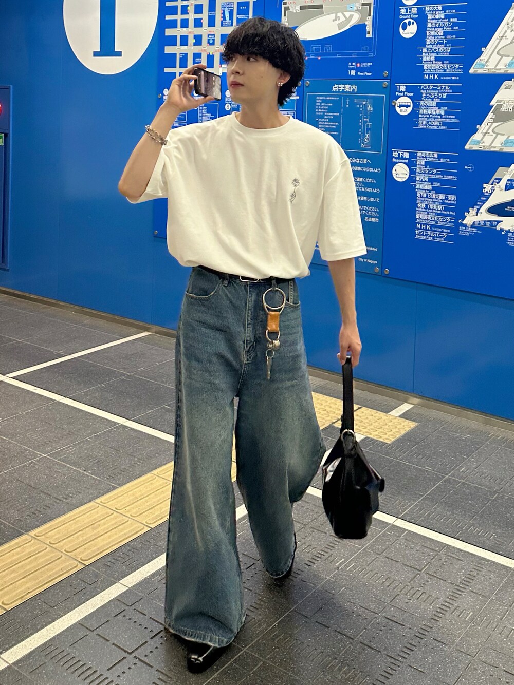 ホワイト系のTシャツ/カットソー、ブルー系のデニムパンツ、ブラック系のブーツを着用したメンズの夏コーディネートの1枚目の写真