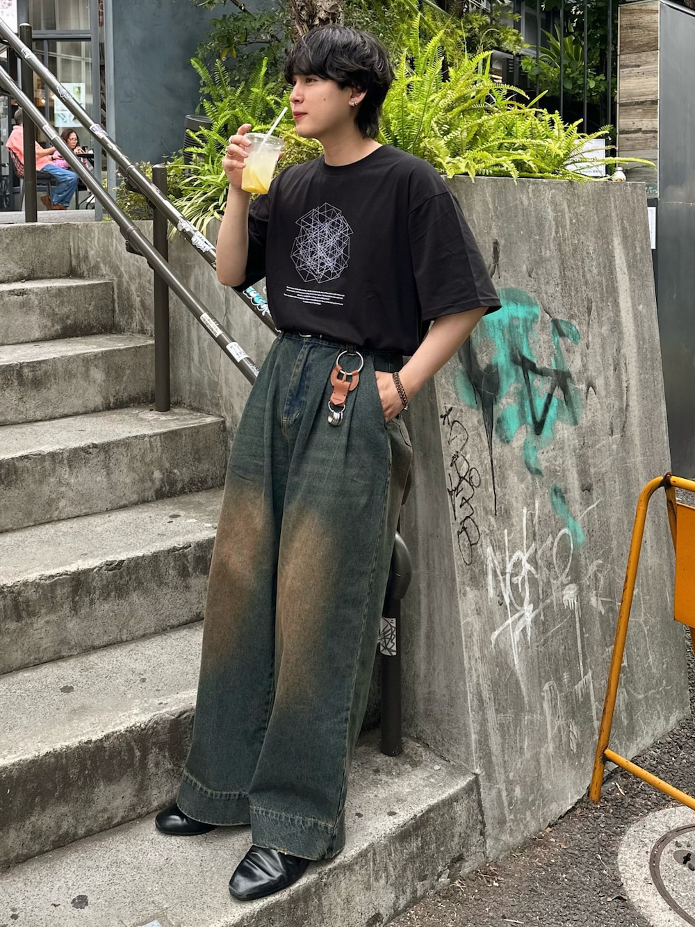 その他のTシャツ/カットソー、ブルー系のデニムパンツ、ブラック系のスリッポンを着用したメンズの春コーディネートの1枚目の写真