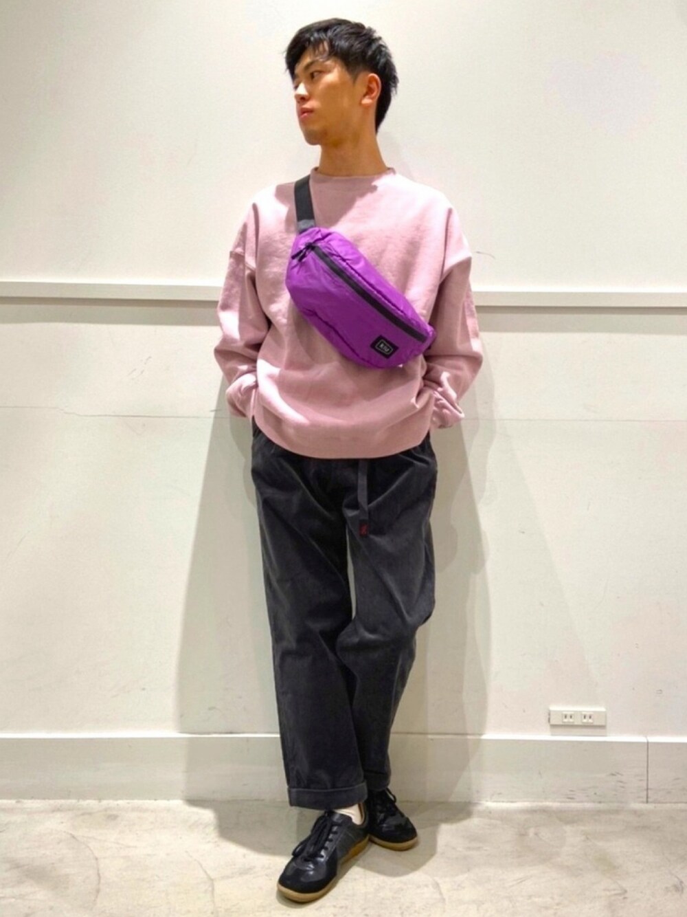 「MelanCleuge、メランクルージュ、ピンク、スウェット、ボディバッグ、コーデュロイパンツ、ジャーマントレーナー、kiu、GRAMICCI、春」｜「Melan Cleugeの裏起毛ビッグスウェットプルオーバー(ピンク)（スウェット、ピンク系）」を使った、sora.さん（メンズ・172cm）の冬コーディネートの1枚目の写真