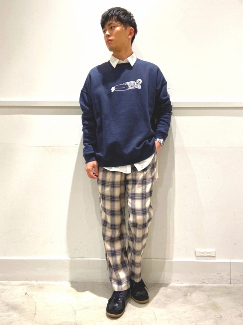 「MelanCleuge、メランクルージュ、スウェット、白シャツ、レイヤードスタイル、チェックパンツ、白パンツ、ジャーマントレーナー、春、おうちファッション」｜「COSのアイテム（シャツ/ブラウス、ホワイト系）」を使った、sora.さん（メンズ・172cm）の冬コーディネートの1枚目の写真