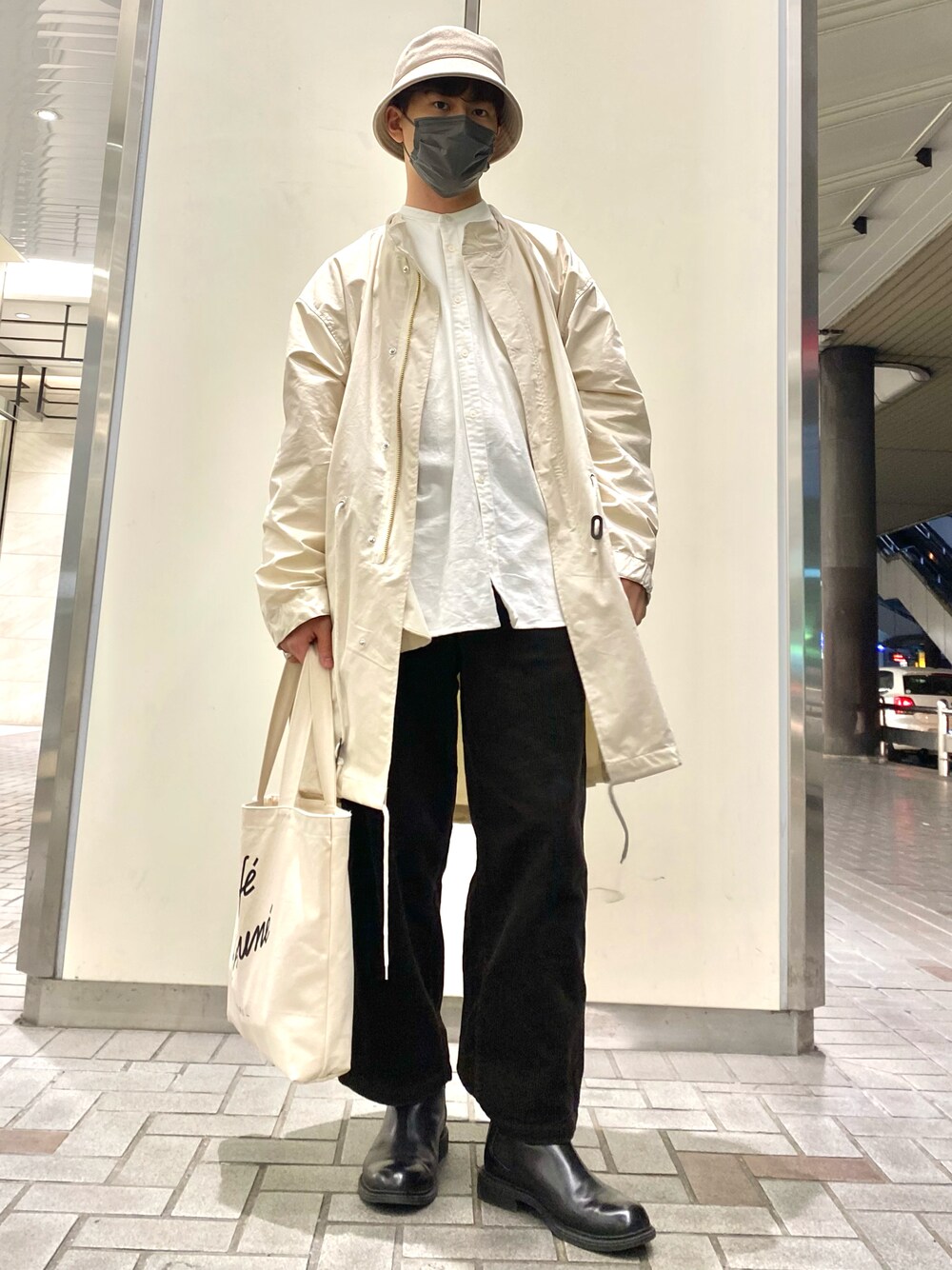 「メランクルージュ、MelanCleuge、秋冬コーデ、ootd、ホワイトコーデ、ブラウン、M65、フランネルシャツ、バンドカラーシャツ、バケットハット、ブーツ、トートバッグ、UNIQLO、ZARA、MAISON KITSUNE」｜「CA4LAのHK PAIL WOOL（ハット、ベージュ系）」を使った、sora.さん（メンズ・173cm）の冬コーディネートの1枚目の写真