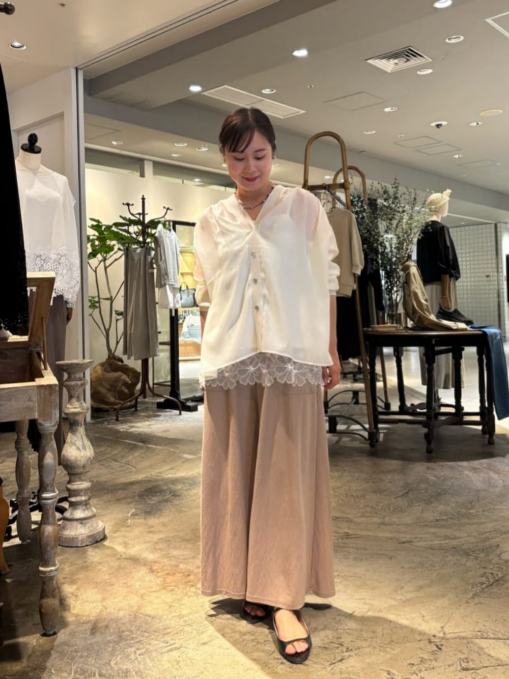 ベージュ系のその他パンツ、ホワイト系のシャツ/ブラウス、ホワイト系のキャミソールを着用したレディースの春コーディネートの1枚目の写真