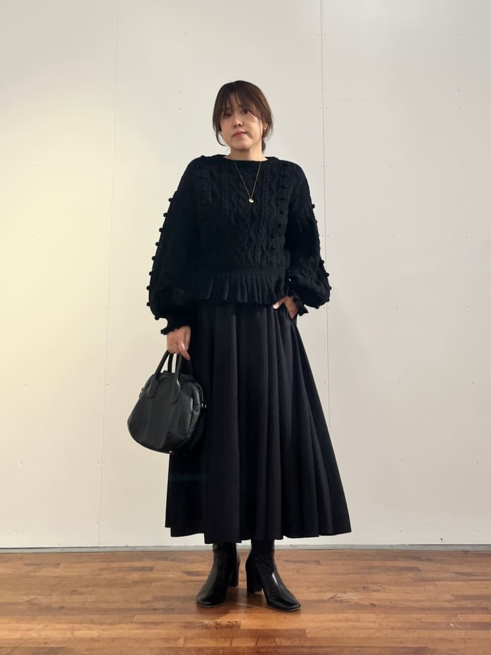 ブラック系のその他パンツ、ブラック系のニット/セーターを着用したレディースの夏コーディネートの1枚目の写真
