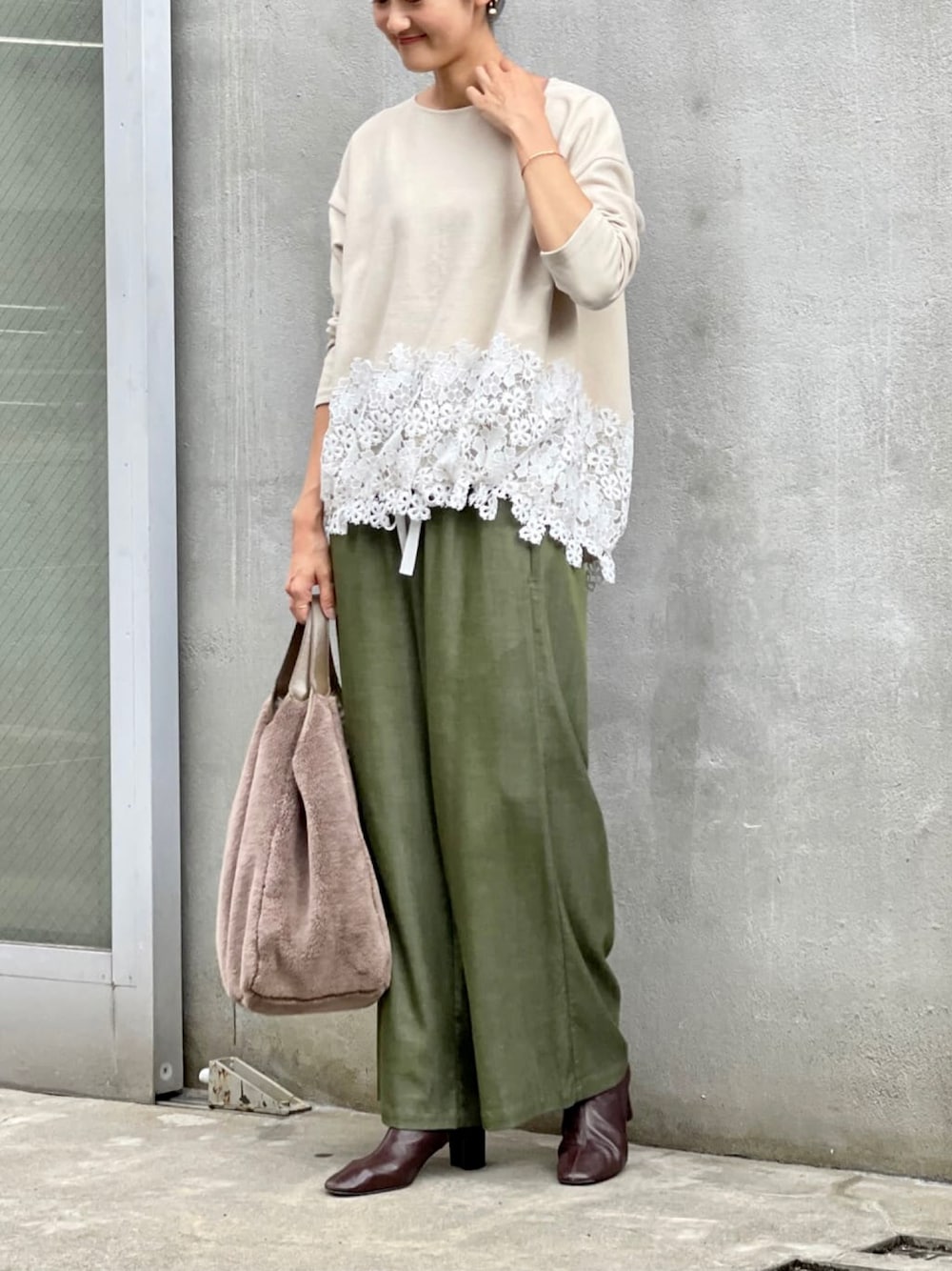 ベージュ系のTシャツ/カットソー、グリーン系のその他パンツ、ブラウン系のトートバッグを着用したレディースの夏コーディネートの1枚目の写真