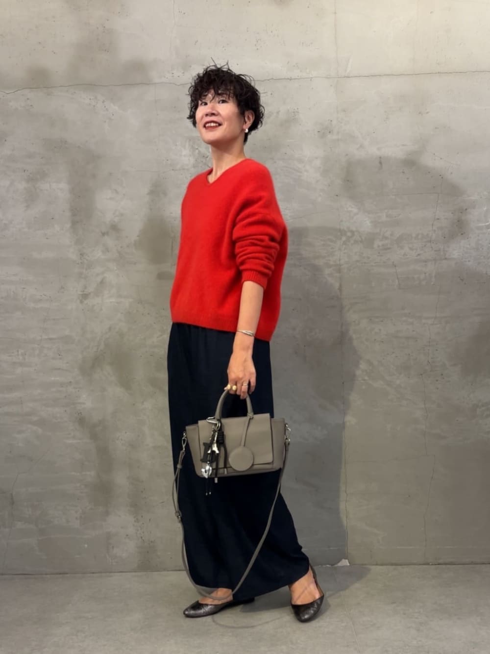 ブラック系のチャームを着用したレディースの冬コーディネートの1枚目の写真