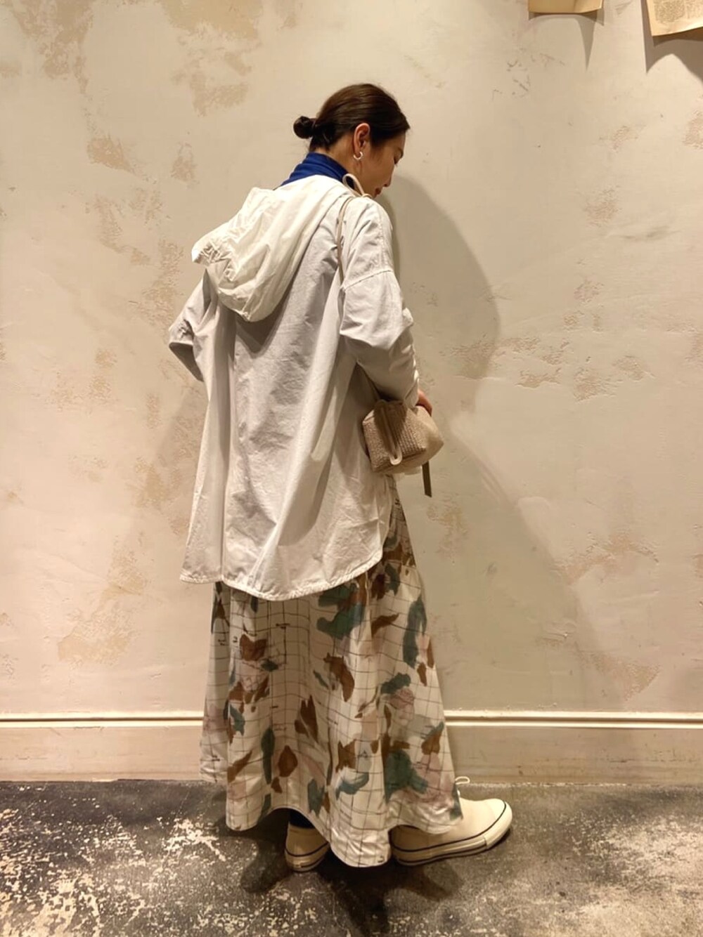 ホワイト系のスニーカー、ホワイト系のパーカー、ブルー系のTシャツ/カットソーを着用したレディースの春コーディネートの3枚目の写真