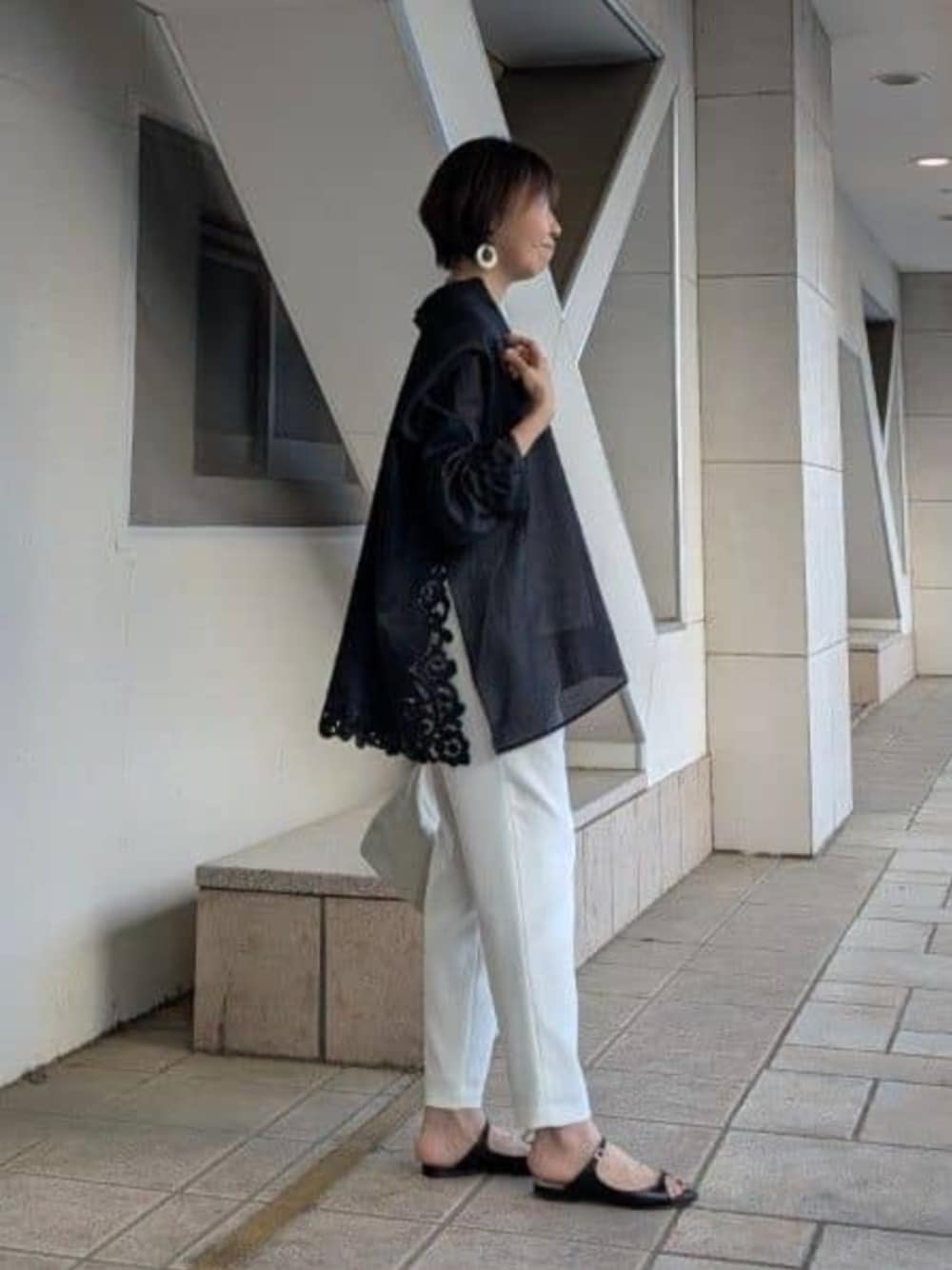 ホワイト系のその他パンツ、ブラック系のシャツ/ブラウスを着用したレディースの春コーディネートの1枚目の写真