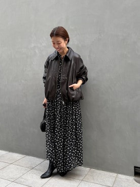 「LIVETART（リヴェタート）のプリントギャザーワンピ（ワンピース、ブラック系）」を使った、BEARDSLEYさん（レディース・158cm）の秋コーディネート