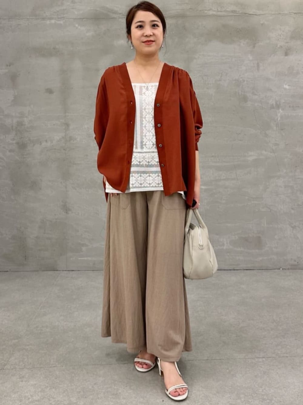 ホワイト系のシャツ/ブラウス、レッド系のシャツ/ブラウスを着用したレディースの夏コーディネートの1枚目の写真
