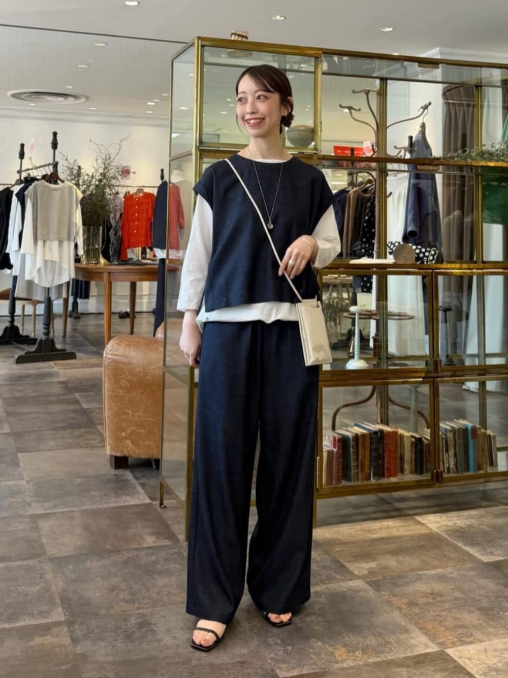 ブルー系のシャツ/ブラウス、ホワイト系のシャツ/ブラウス、ホワイト系のショルダーバッグを着用したレディースの春コーディネートの1枚目の写真