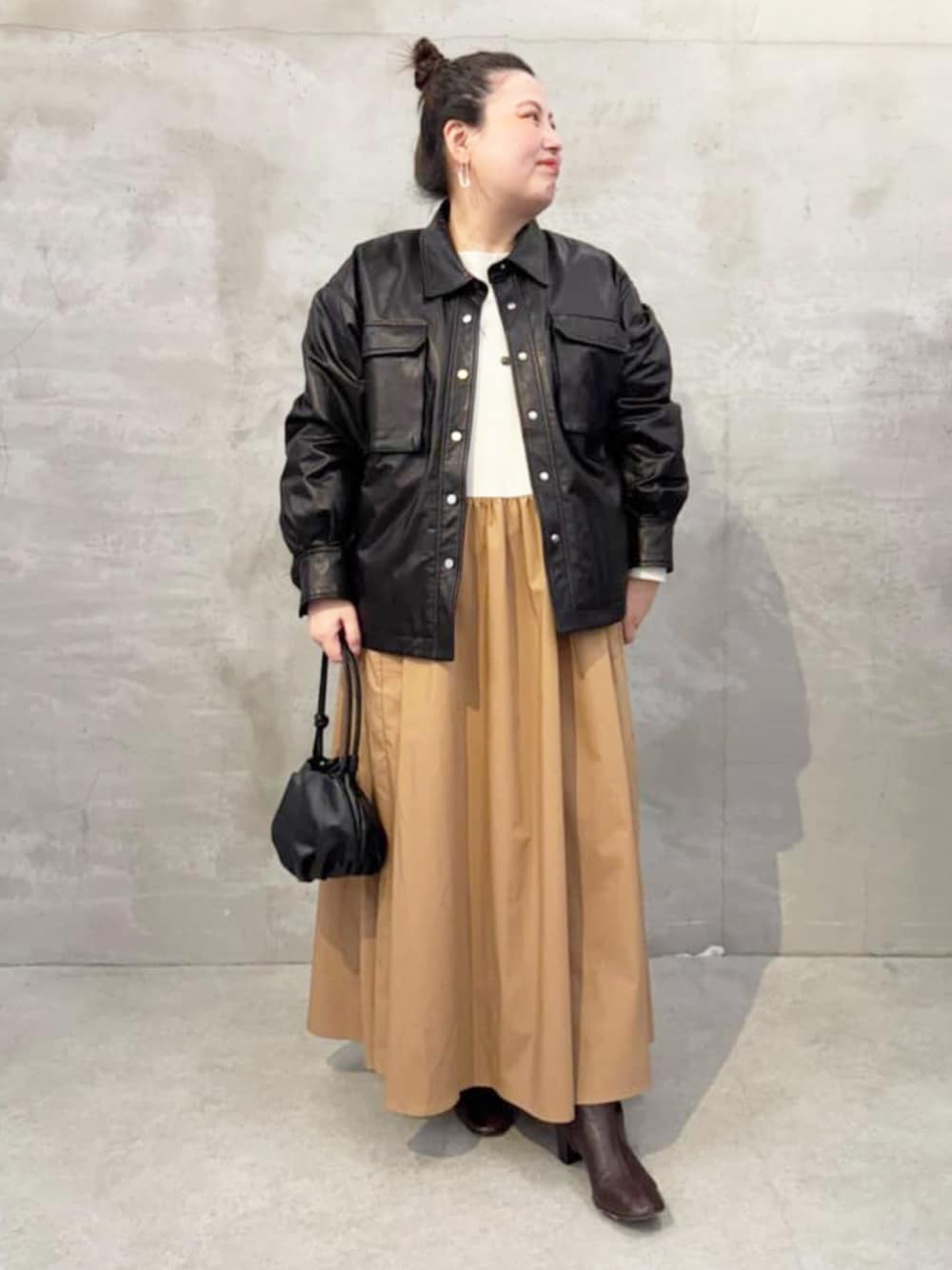 ブラック系のショルダーバッグ、ブラック系のその他アウター、イエロー系のワンピースを着用したレディースの夏コーディネートの1枚目の写真