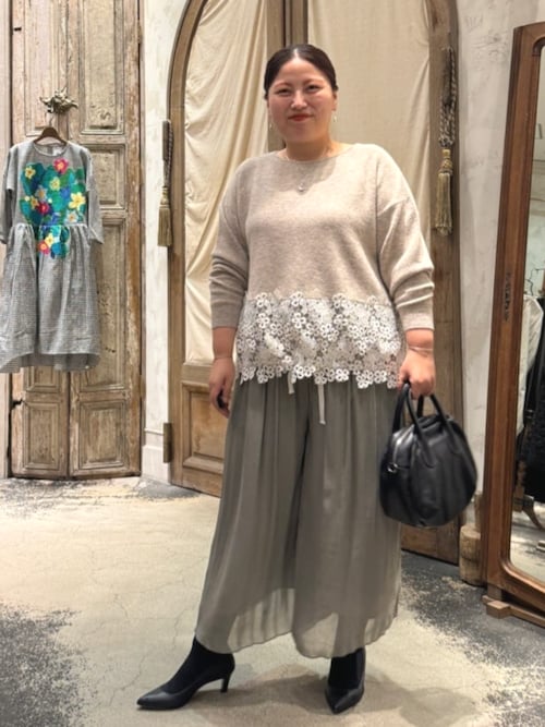 BEARDSLEY ビアズリー 裾 レース ニット ダーク グレー F BEARDSLEY（ビアズリー）の「裾レースニット（ニット/セーター