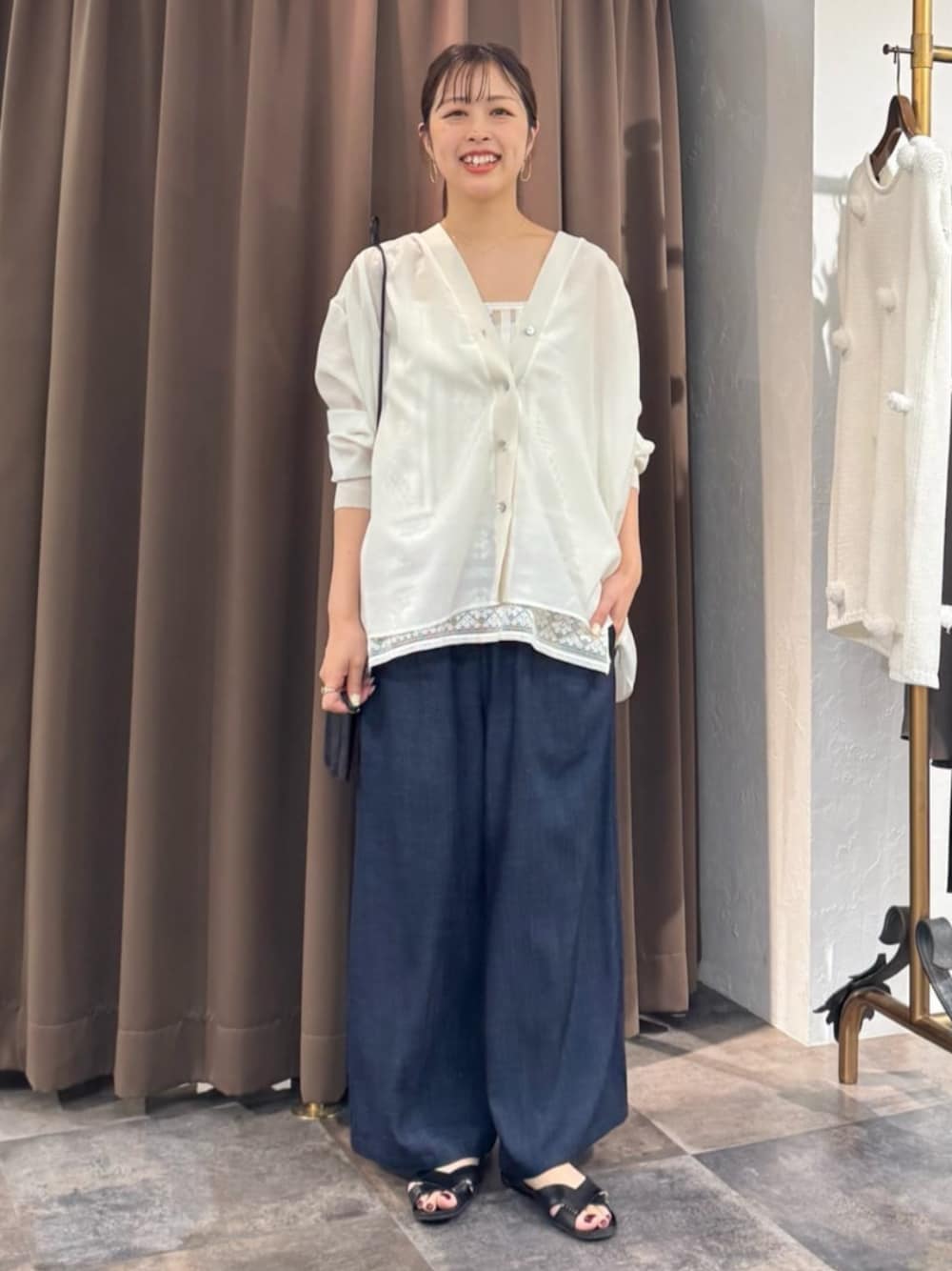 ホワイト系のシャツ/ブラウス、ホワイト系のシャツ/ブラウスを着用したレディースの夏コーディネートの1枚目の写真