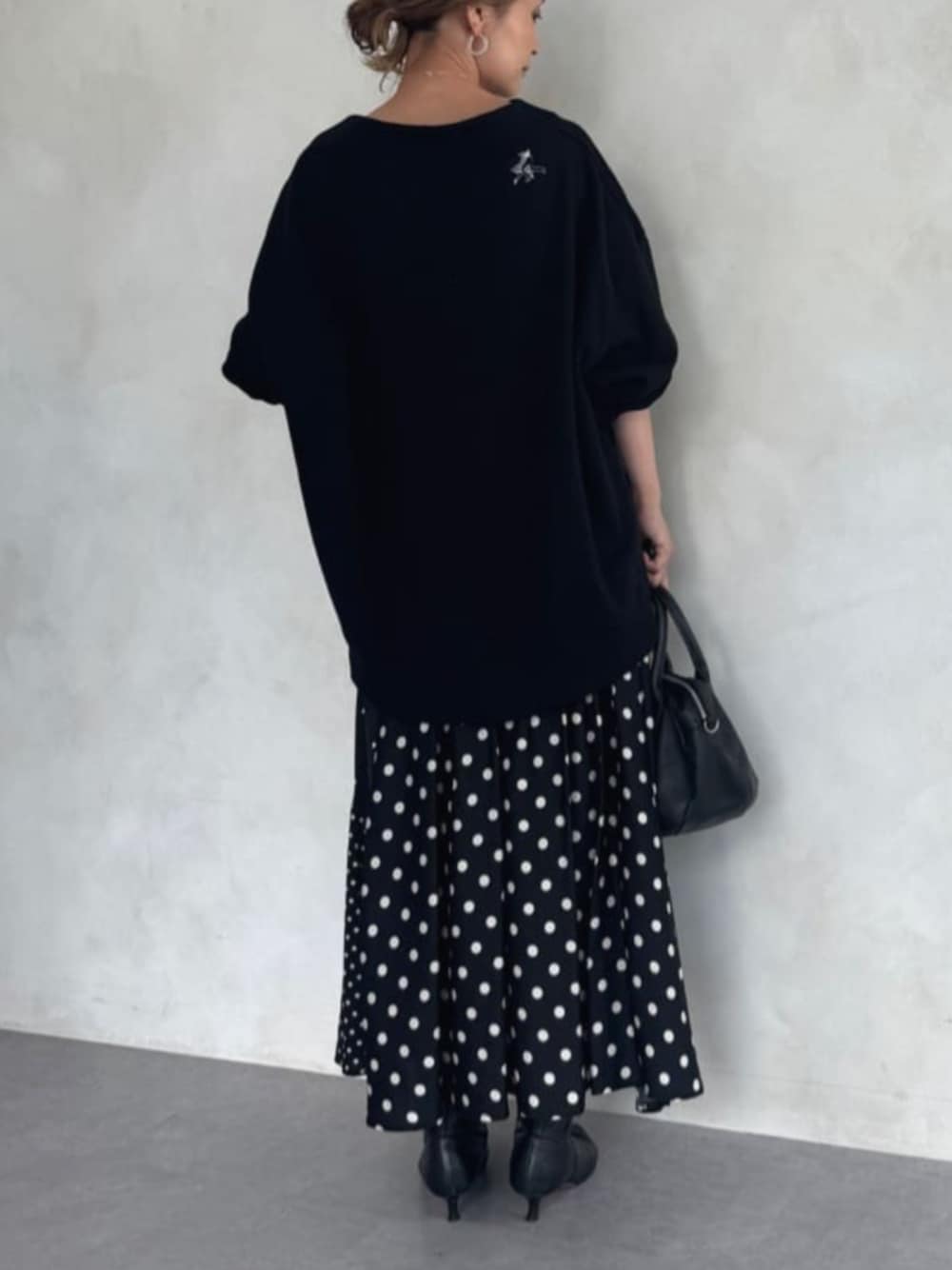 ブラック系のスカート、ブラック系のTシャツ/カットソーを着用したレディースの秋コーディネートの1枚目の写真