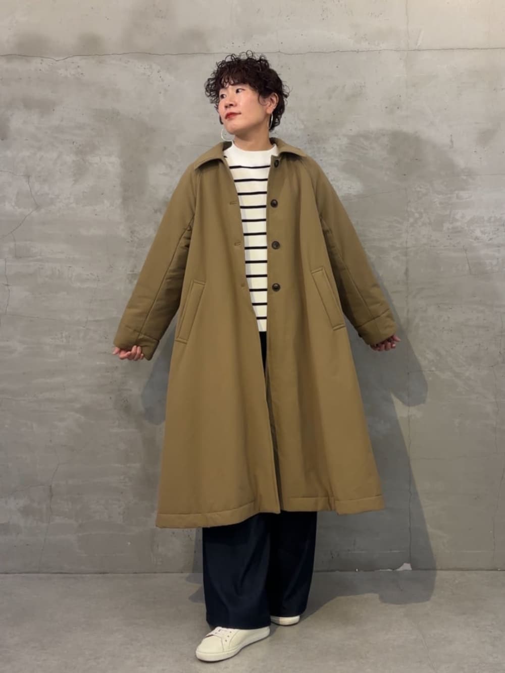 ブルー系のその他パンツ、イエロー系のその他アウターを着用したレディースの冬コーディネートの1枚目の写真