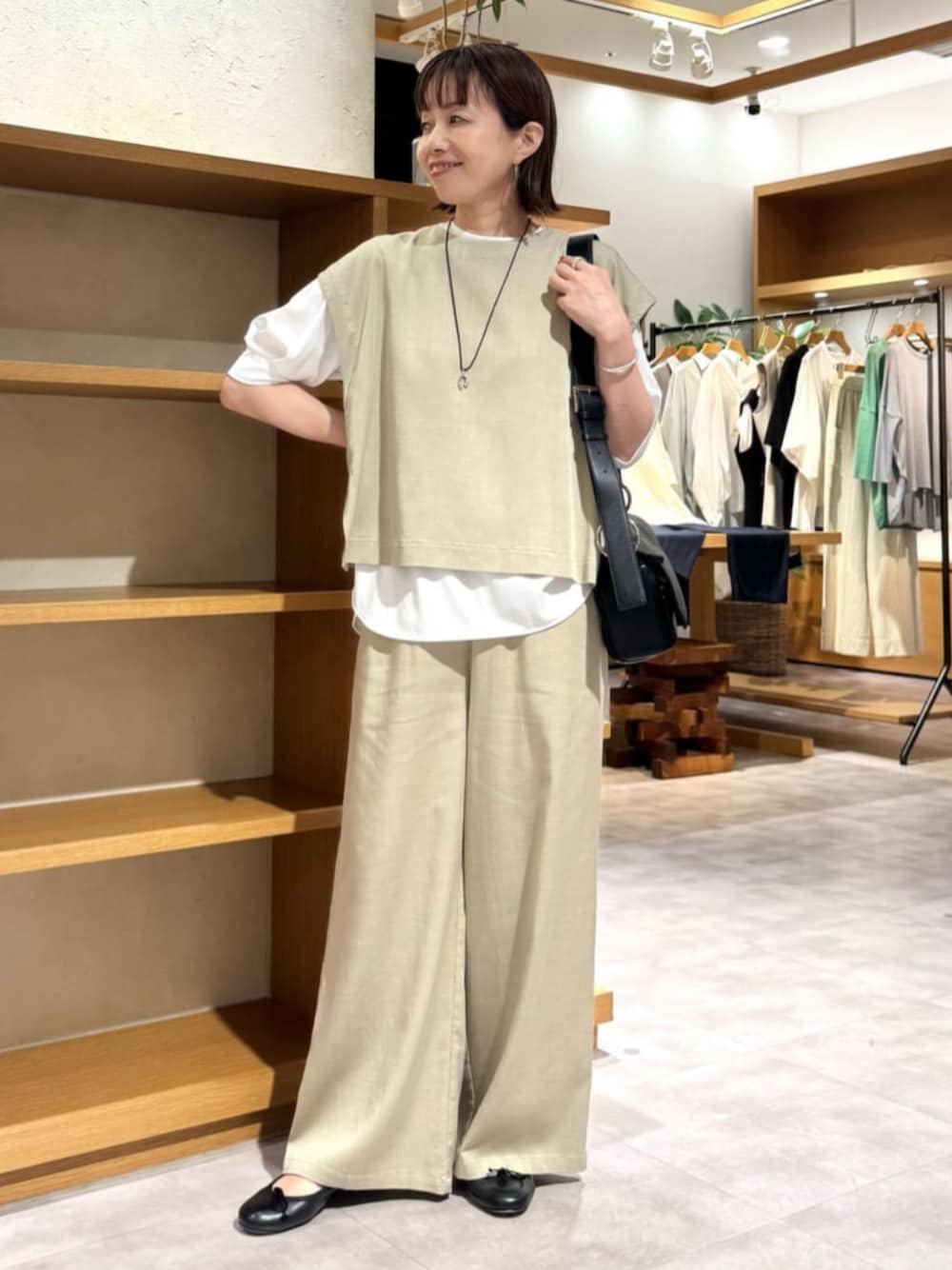 ホワイト系のシャツ/ブラウス、ベージュ系のシャツ/ブラウス、ベージュ系のその他パンツを着用したレディースの秋コーディネートの1枚目の写真