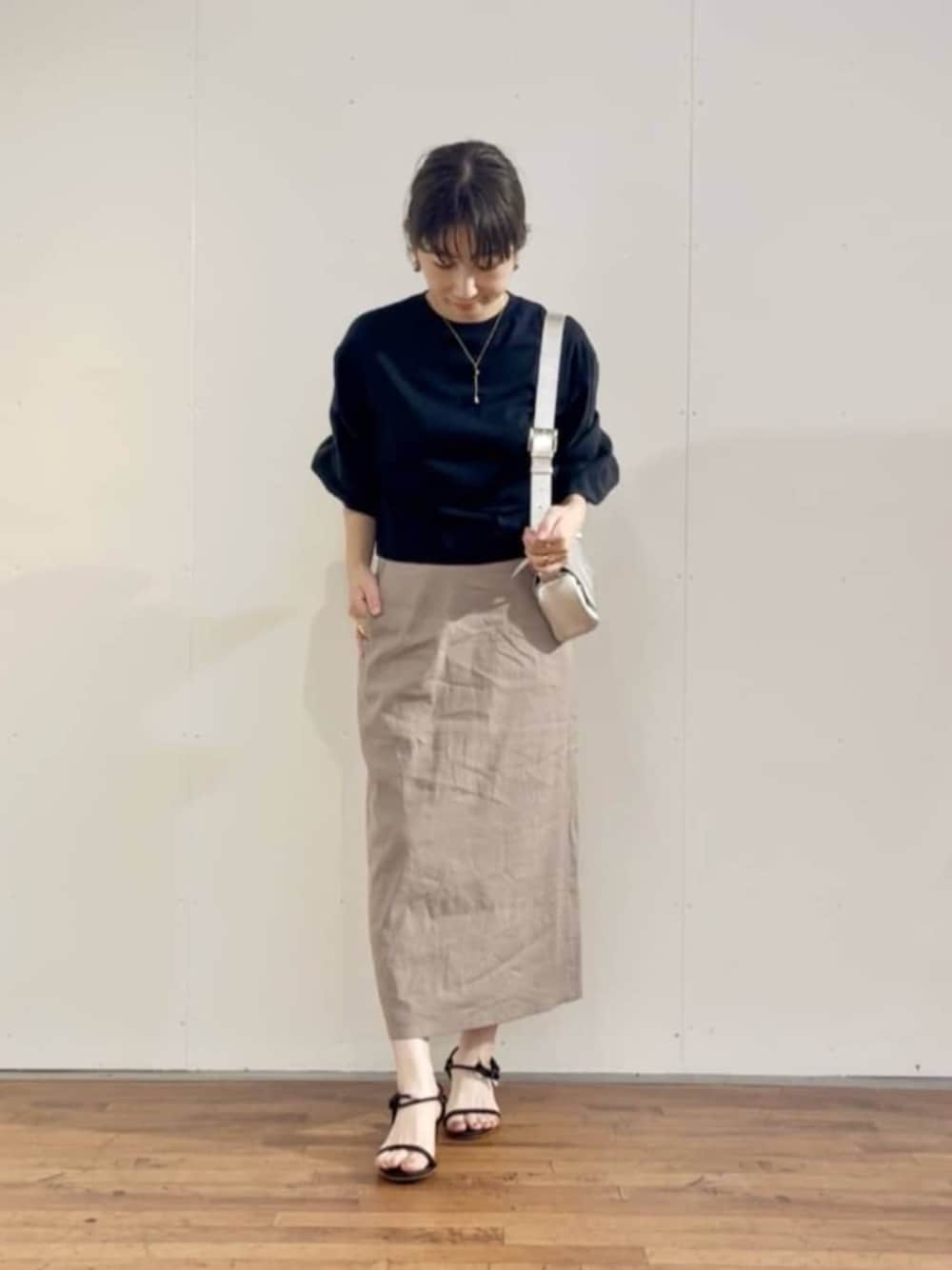 ブラック系のTシャツ/カットソー、グレー系のスカートを着用したレディースの夏コーディネートの1枚目の写真