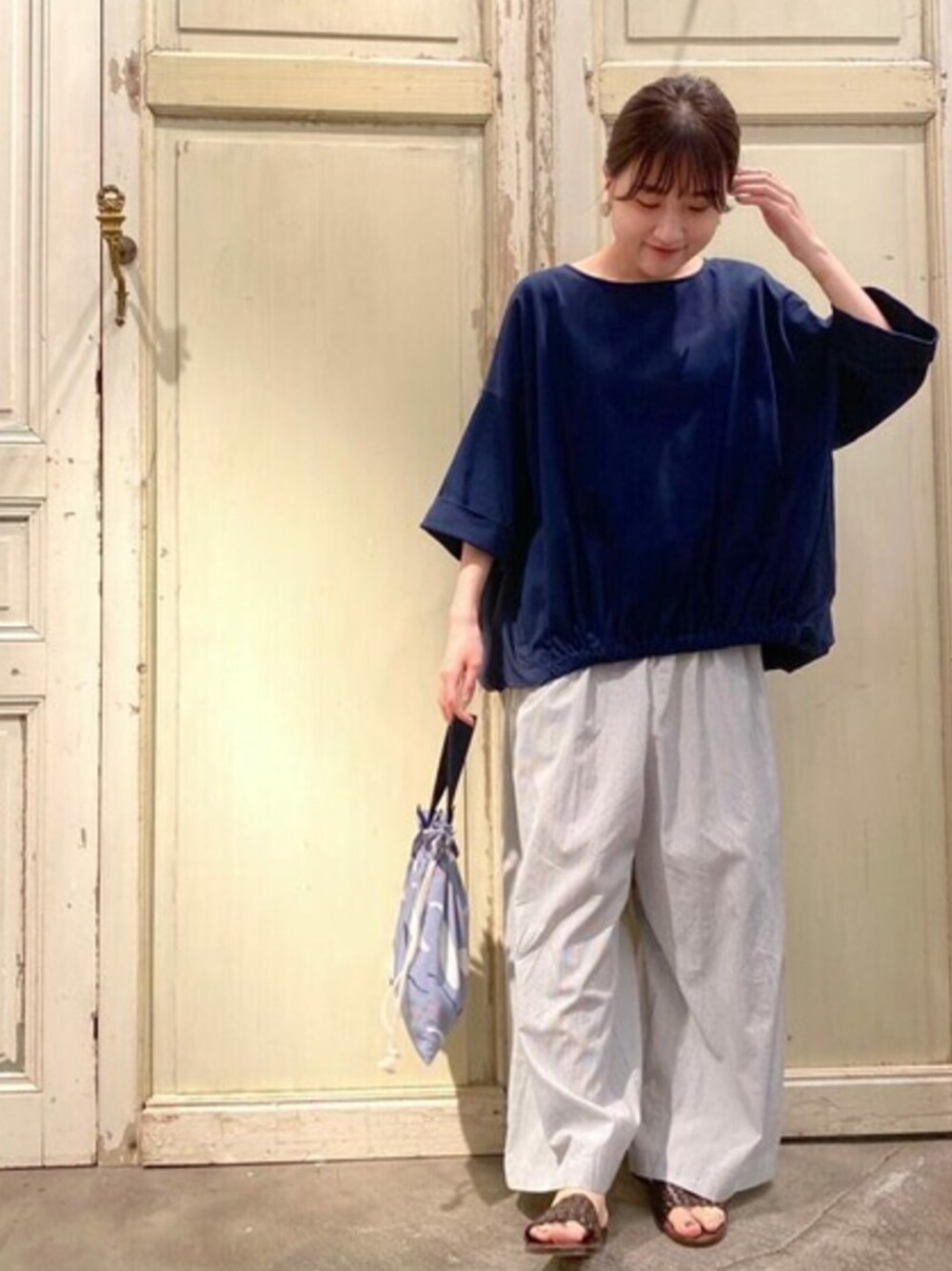 ブルー系のTシャツ/カットソー、グレー系のその他パンツ、ブルー系のトートバッグを着用したレディースの夏コーディネートの1枚目の写真