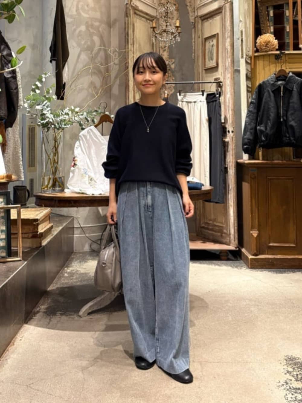 ブルー系のニット/セーター、ブルー系のその他パンツを着用したレディースの秋コーディネートの1枚目の写真