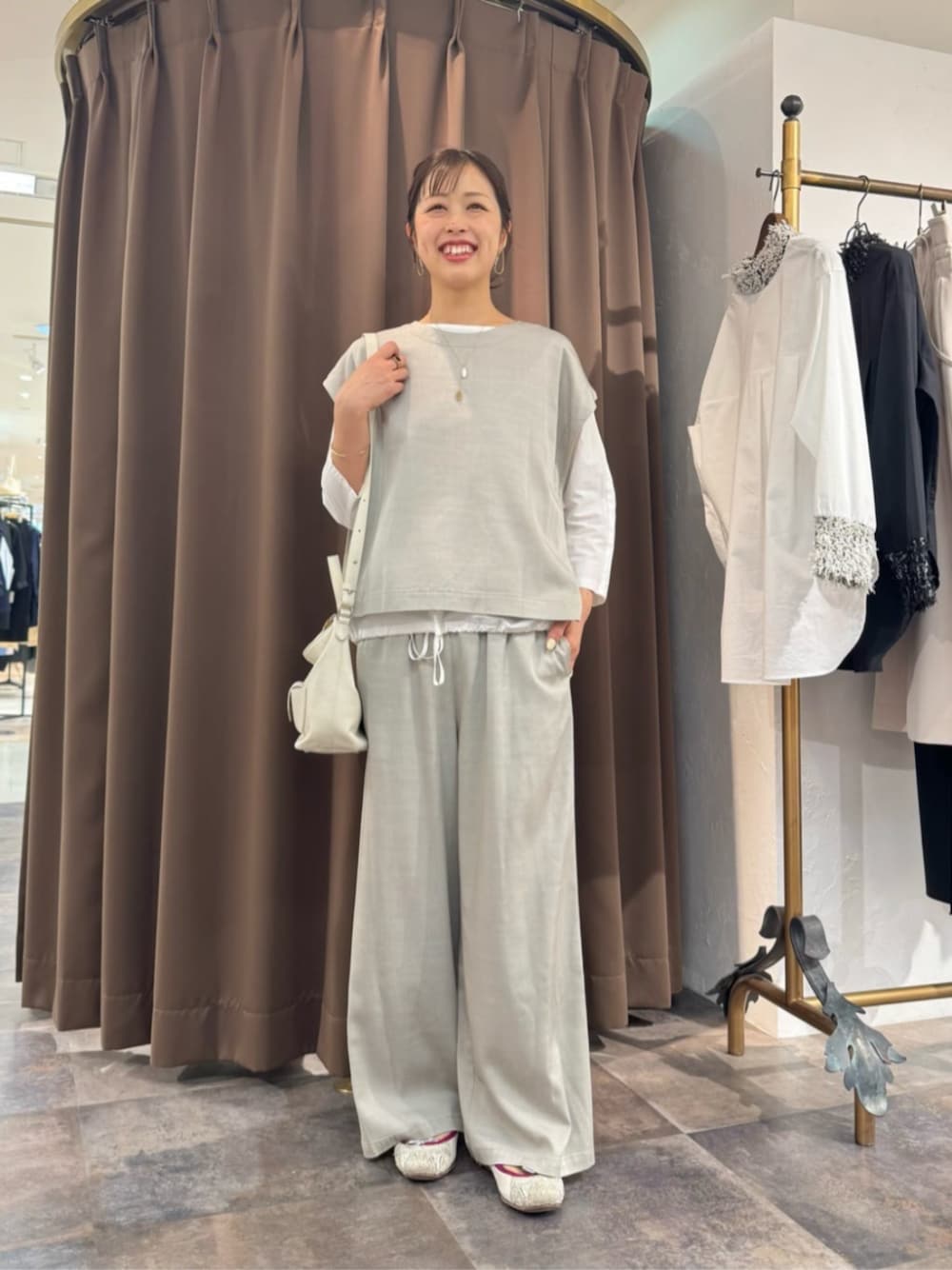 グレー系のシャツ/ブラウス、ホワイト系のトートバッグ、ホワイト系のシャツ/ブラウスを着用したレディースの春コーディネートの1枚目の写真