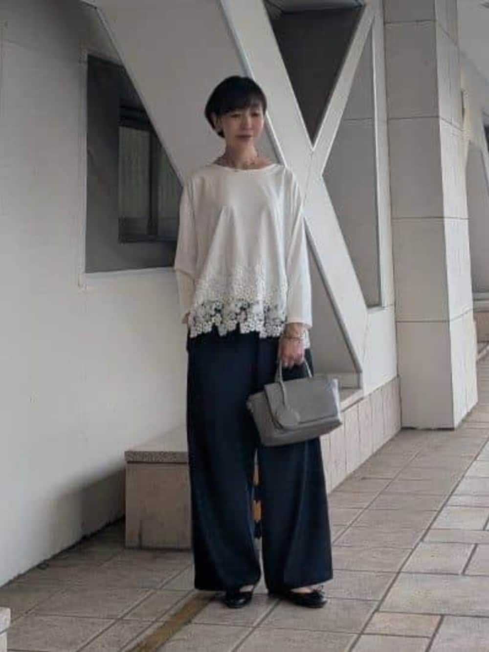 ホワイト系のTシャツ/カットソーを着用したレディースの夏コーディネートの1枚目の写真