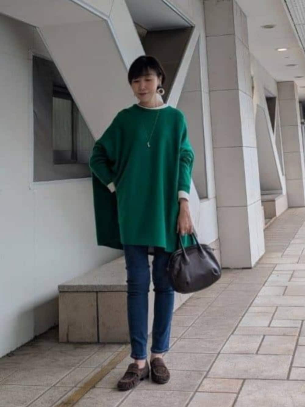 ブルー系のデニムパンツ、ブラウン系のその他シューズ、ブラウン系のトートバッグを着用したレディースの秋コーディネートの1枚目の写真