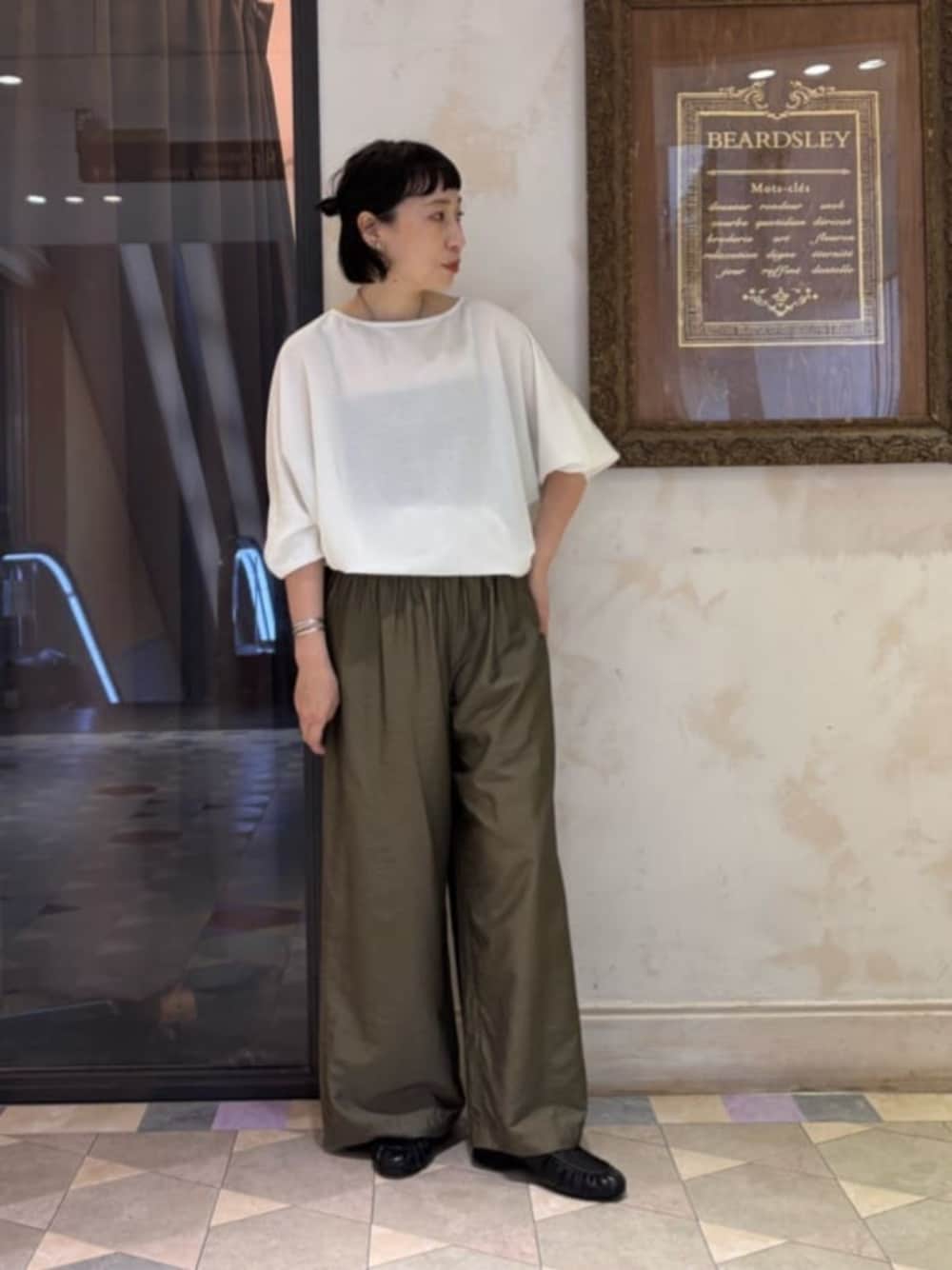 グリーン系のその他パンツ、ブラック系のその他シューズ、ホワイト系のTシャツ/カットソーを着用したレディースの夏コーディネートの1枚目の写真