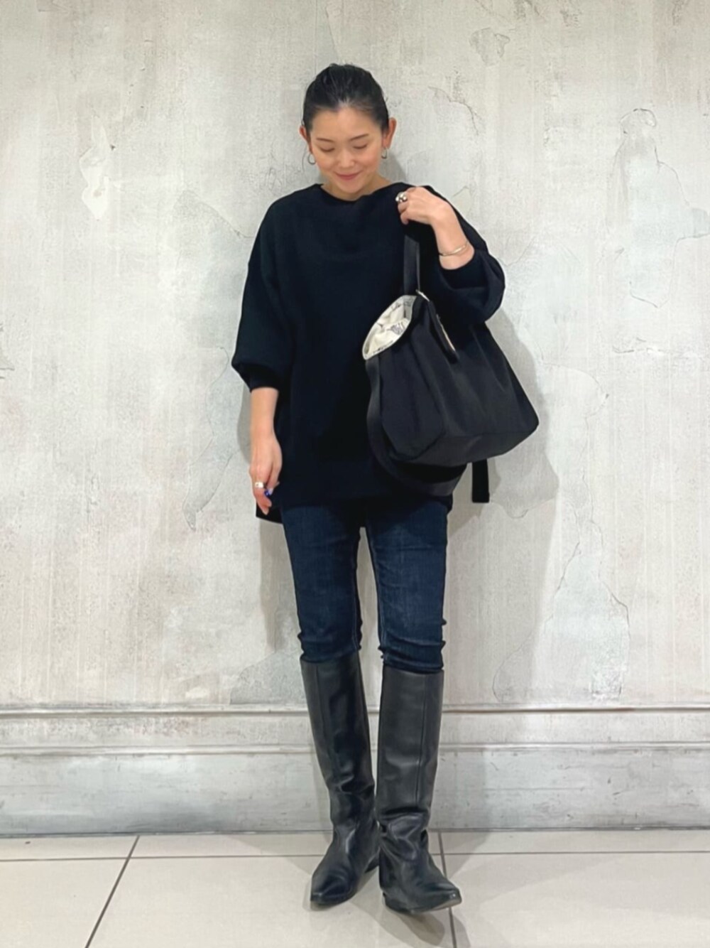 ブラック系のその他パンツ、ブラック系のトートバッグ、ブラック系のTシャツ/カットソーを着用したレディースの秋コーディネートの1枚目の写真