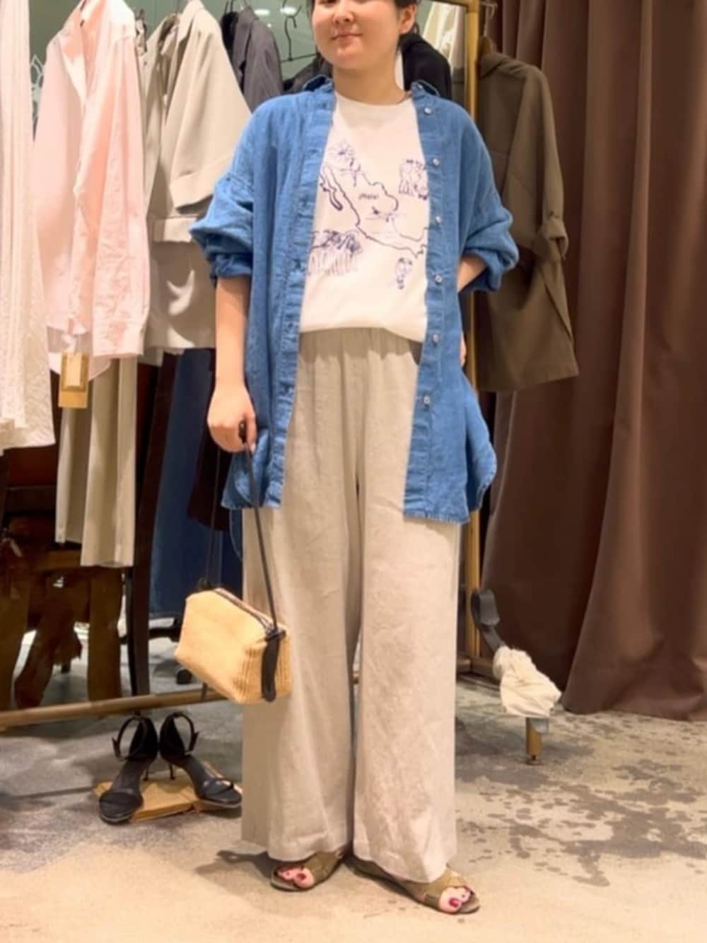 ベージュ系のその他パンツ、ホワイト系のTシャツ/カットソー、ブルー系のシャツ/ブラウスを着用したレディースの春コーディネートの1枚目の写真