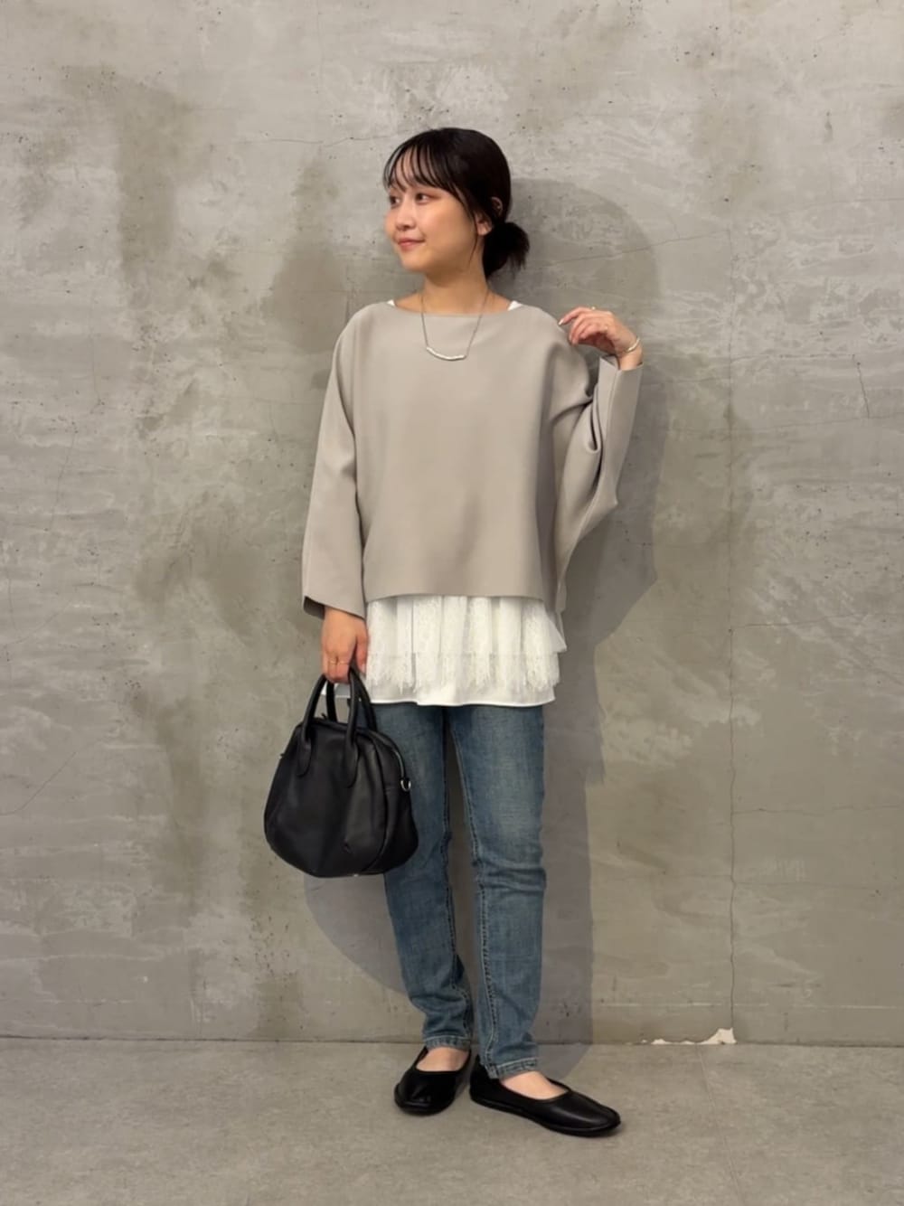 ブルー系のデニムパンツ、グレー系のニット/セーター、ホワイト系のタンクトップを着用したレディースの夏コーディネートの1枚目の写真