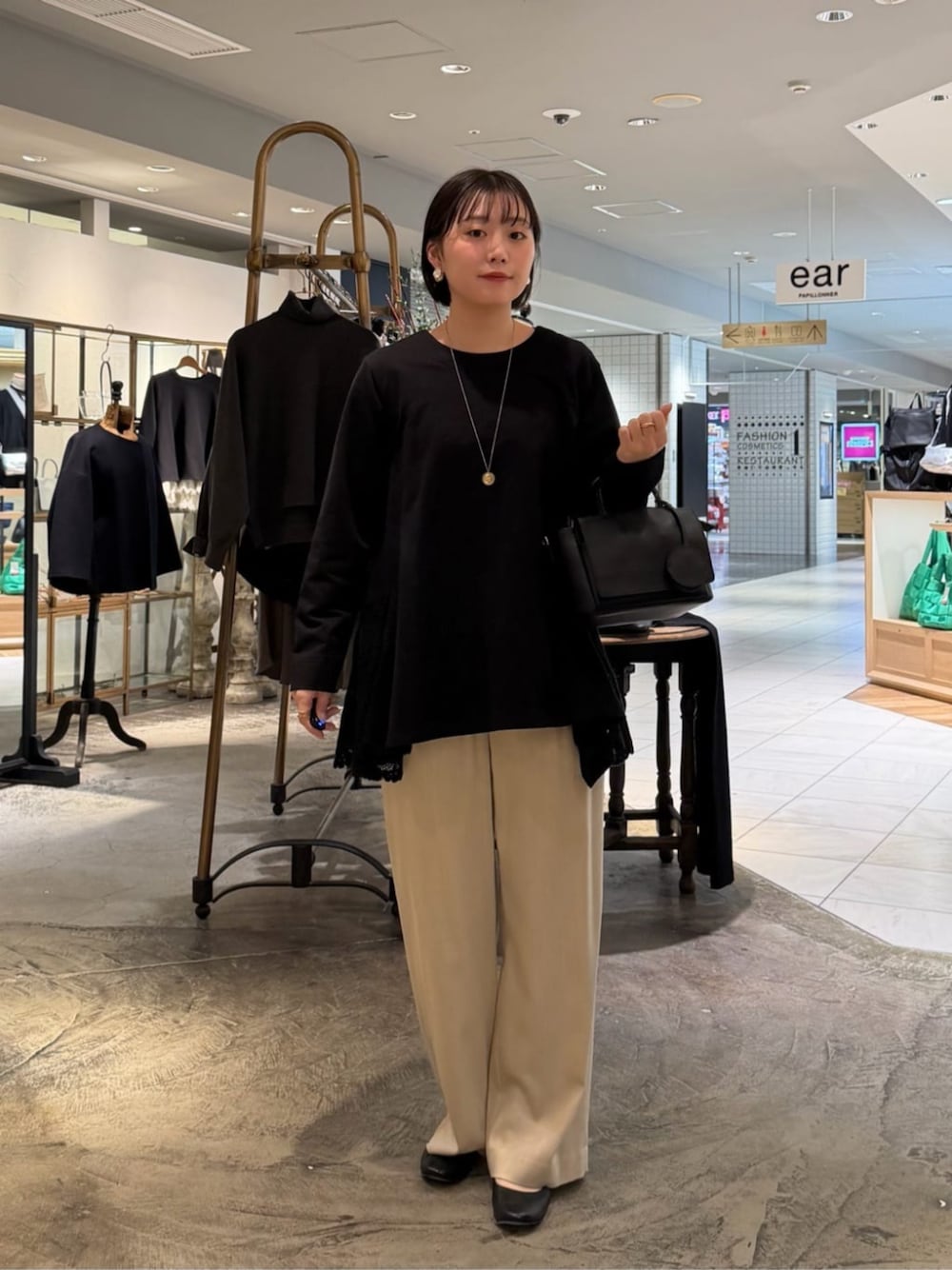 ベージュ系のその他パンツ、ブラック系のTシャツ/カットソーを着用したレディースの冬コーディネートの1枚目の写真