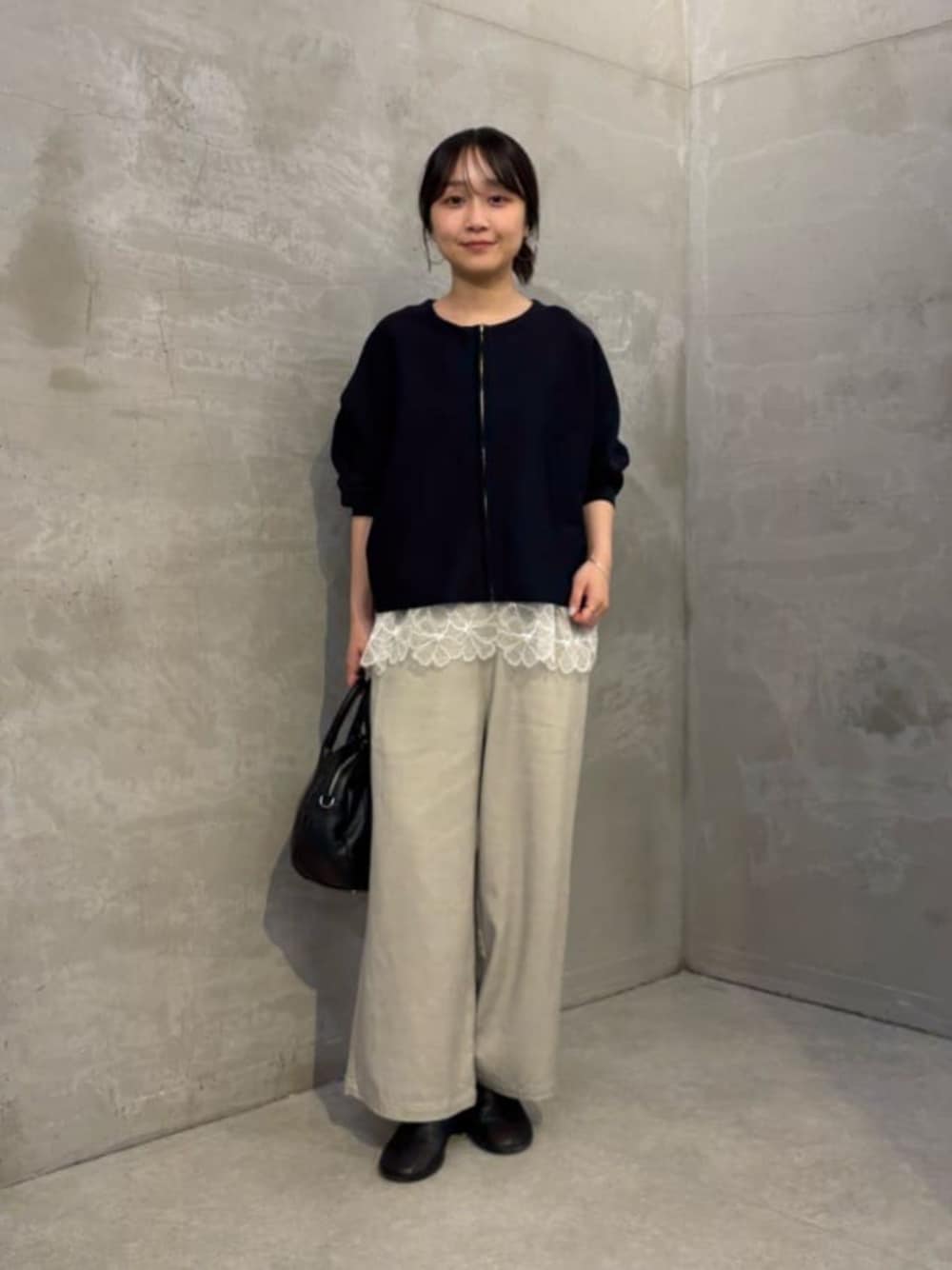 ホワイト系のキャミソール、ブラック系のカーディガン/ボレロ、グレー系のその他パンツを着用したレディースの夏コーディネートの1枚目の写真