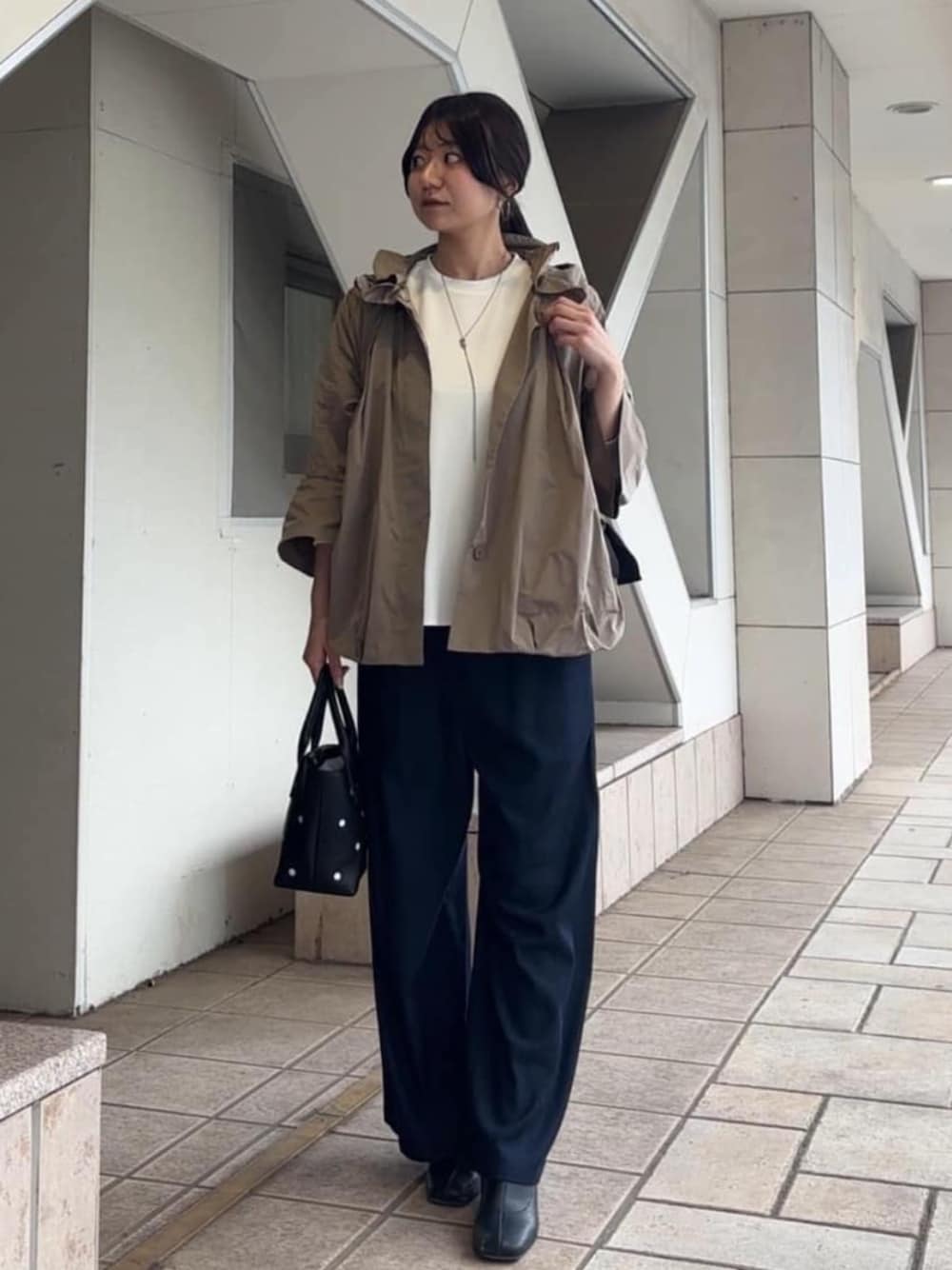 ブルー系のその他パンツ、ブラウン系のブルゾン、ホワイト系のTシャツ/カットソーを着用したレディースの冬コーディネートの1枚目の写真