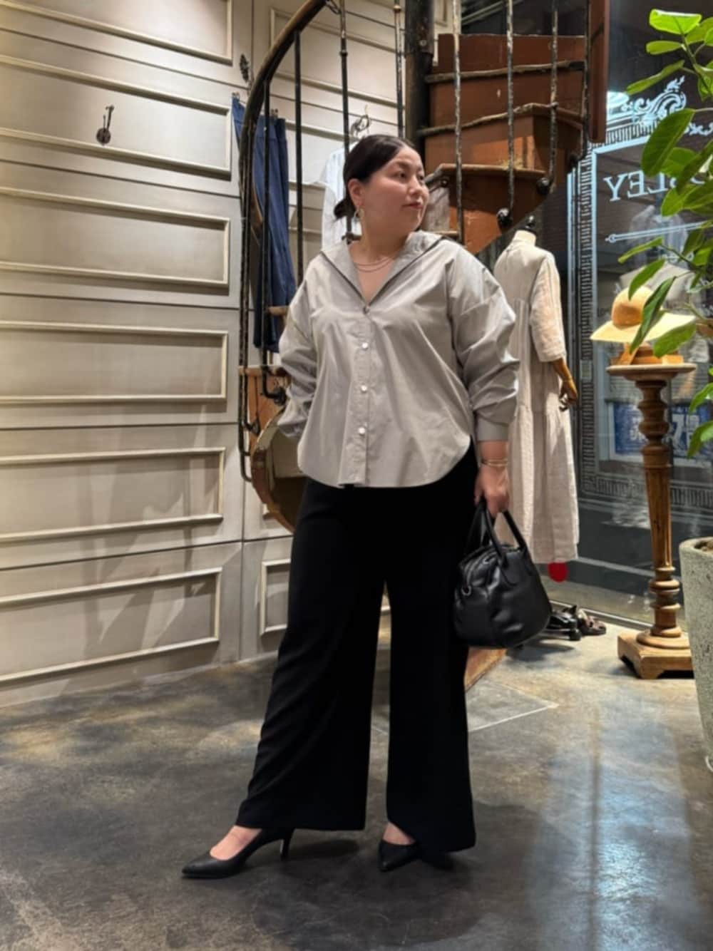 ブラック系のその他パンツ、ブラック系のタンクトップ、ブラック系のボストンバッグを着用したレディースの夏コーディネートの1枚目の写真