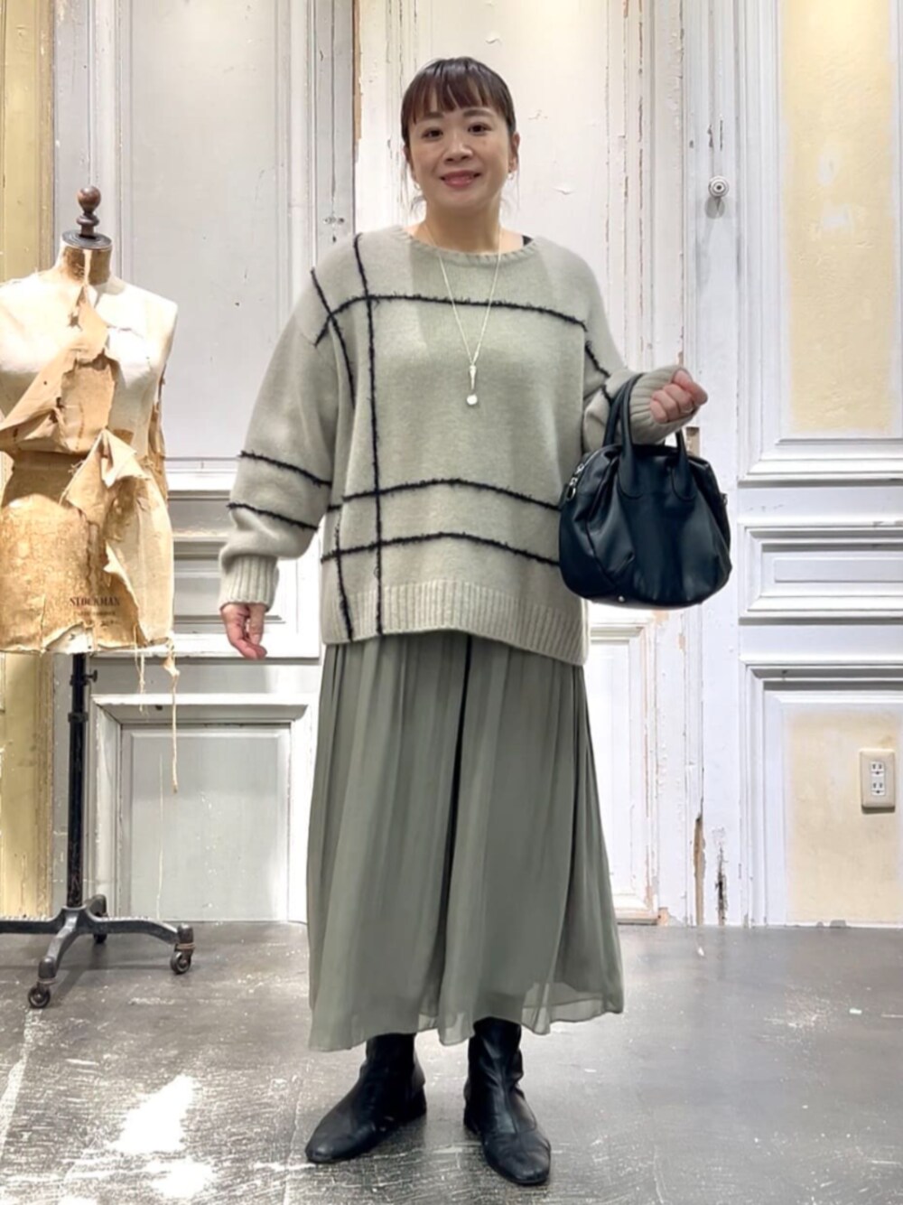 グリーン系のその他パンツ、ブラウン系のニット/セーターを着用したレディースの秋コーディネートの1枚目の写真